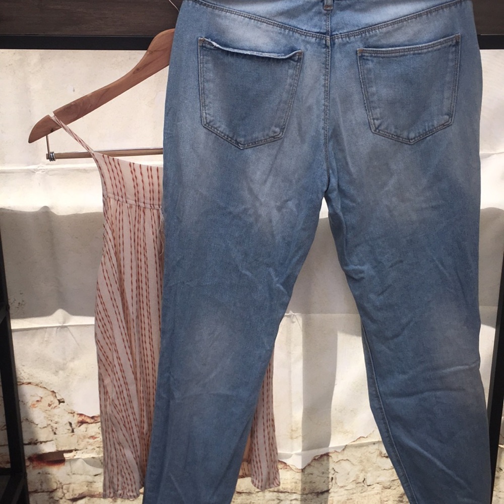 Refuge Women’s Destroyed Ripped Distressed Boyfriend Fit Denim 5-Pocket Jean - Picture 7 of 7